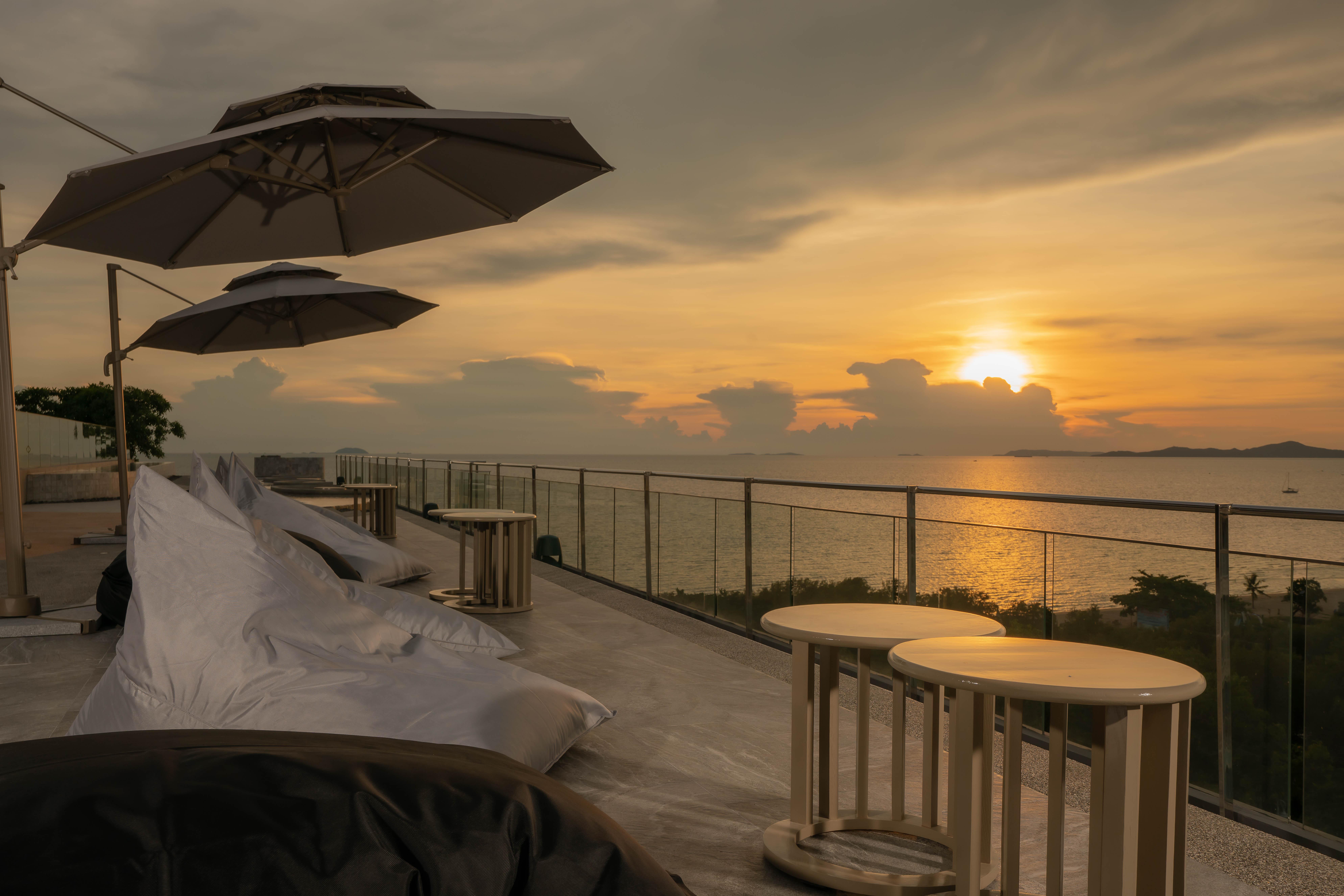 Bayphere Hotel Pattaya Jc 纳仲天 外观 照片 Sunset at the rooftop bar