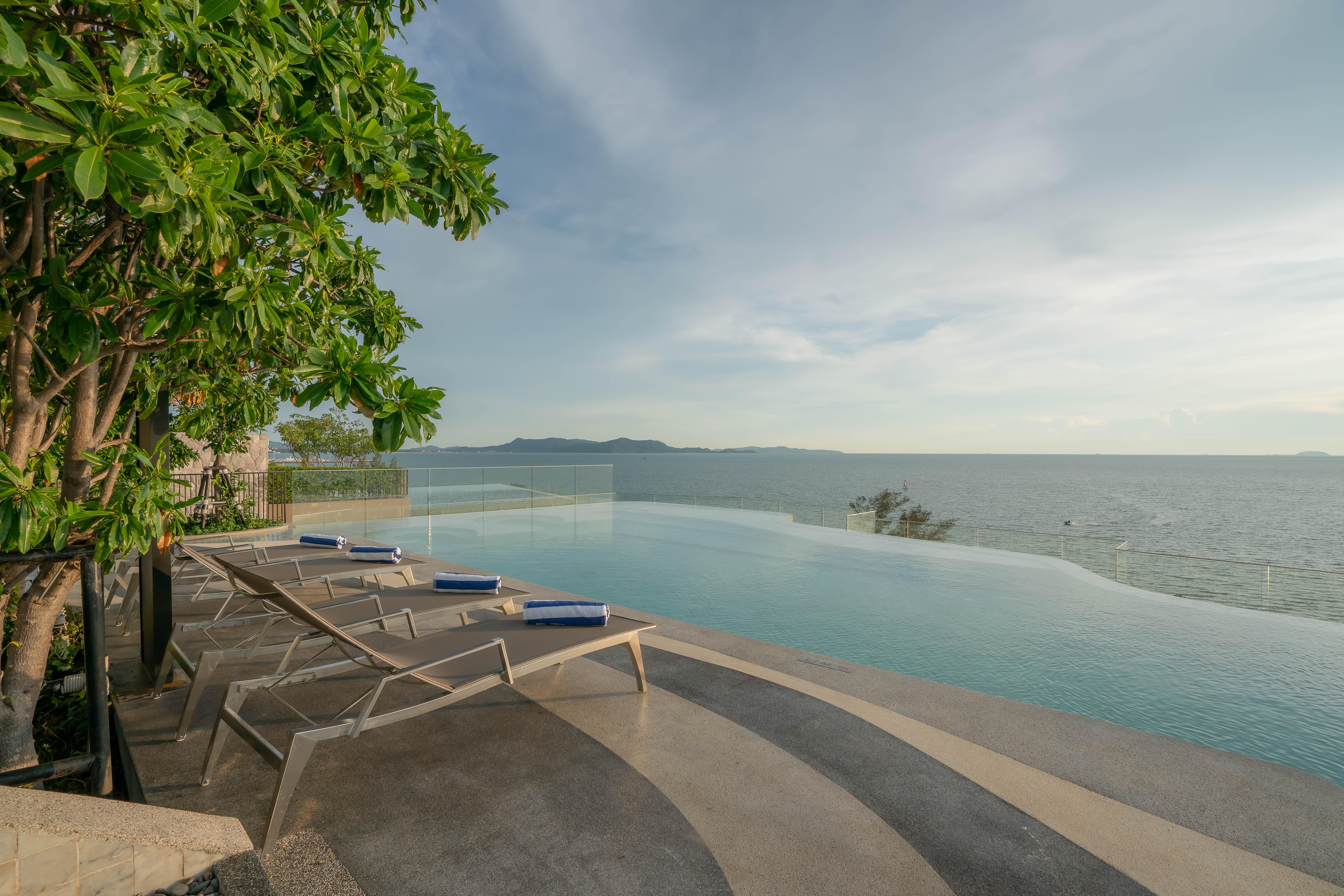 Bayphere Hotel Pattaya Jc 纳仲天 外观 照片 Infinity pool at the hotel